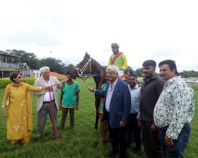 Mrs & Mrs Vijay Shirke, D R Thacker leading in King Ke (Vivek G up), winner of Teena Katrak Memorial Independence Million at Pune on Friday.